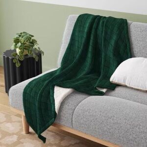 Room Essentials Quilted Jersey Throw Blanket with Faux Shearling Green 50”x60”